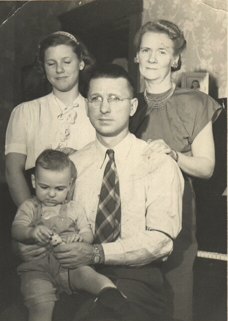 Standing: Bette Ina Brown, Pauline Beulah Kinsey Brown; Sitting: Paul Edgar Brown holding Paul Bennett "Ben" Brown (1948)