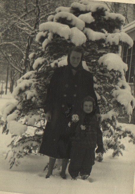 Paul Bennett "Ben" Brown with his Mother, Pauline Kinsey Brown  (Circa late 1940's)