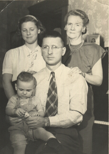 Standing: Bette Ina Brown, Pauline Beulah Kinsey Brown; Sitting: Paul Edgar Brown holding Paul Bennett "Ben" Brown (1948)